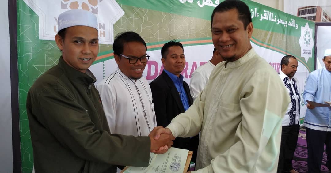 Sirajuidin menyerahkan sertifikat plakat dan kalender kepada kepala Tahfiz Ukhuwah Abdurrahman