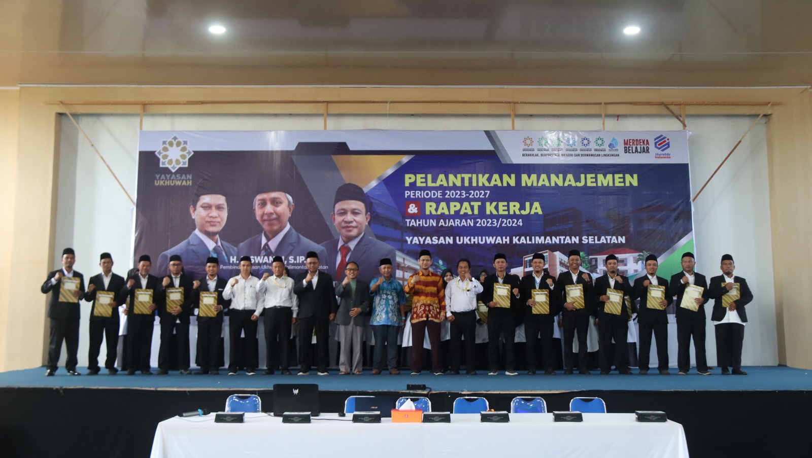 Foto Bersama Ketua Dewan Pembina, Ketua Yayasan, Wakil Ketua Yayasan, dan Jajaran Direksi Yayasan Ukhuwah Kalimantan Selatan dengan seluruh Manajemen SIT Ukhuwah Banjarmasin dan SMP Islam Terpadu Hidayatul Quran Boarding School Banjarbaru
